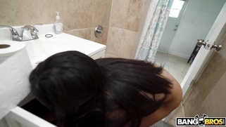 Latina maid Tia Cyrus is cleaning the house