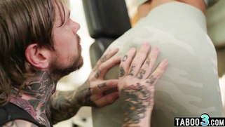 Dude training a hot MILFs tight asshole