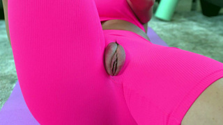 Rachael Cavalli flashes her pussy wearing torn yoga pants