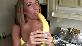 Busty lady Richelle Ryan shows off her giant milk bags