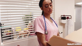 Blonde Kiara Cole shakes her ass on the big boner