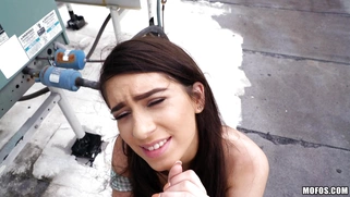 Brunette teen Joseline Kelly gives blowjob for money outdoor
