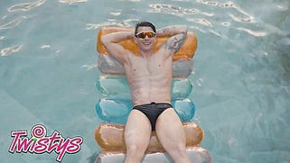 Jennie Rose Is Enjoying Her BFF's Tongue On Her Clit While Lying By The Pool
