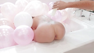 Jessa Rhodes shows off her amazing ass in the bathtub