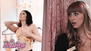 Blonde Aria Taylor Does Lilly Bell a Favor and Wet Pussy