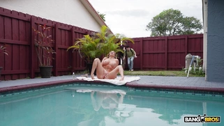 Richelle Ryan caught two guys jerking on her