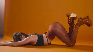 Hot naked dancer shaking her bubble butt
