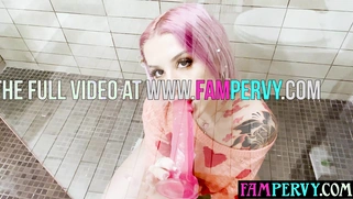 Teen Luna decides to seduce her stepdad