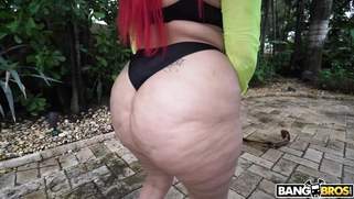 Alycia Starr shows off her huge ass poolside