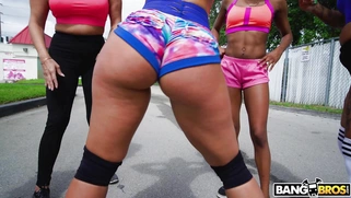 Kelsi Monroe shakes, bounces and twerks her amazing butt