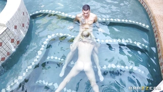 Cherie DeVille sucks hard sausage in the pool