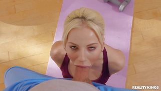 Bella Elise Rose gives masterful blowjob