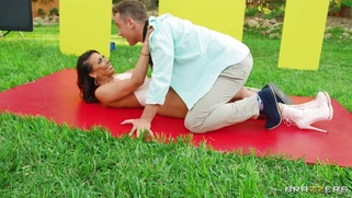 MILF Rachel Starr is posing outdoors