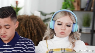 Jenna J Foxx and Olivia Jayy play lesbo games