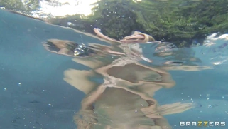 Sexy gal Kaylee Evans having sex underwater